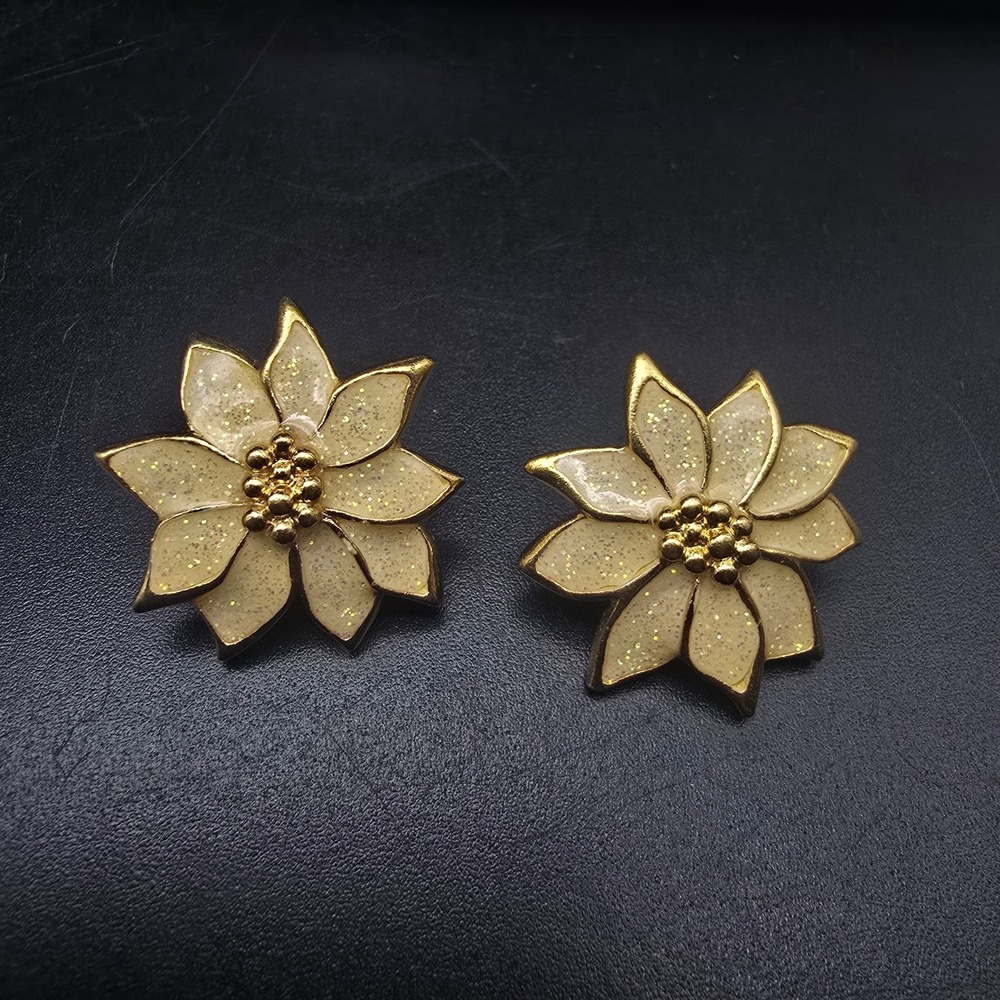 Avon 1987 White Christmas Earrings Poinsettia Flowers Cream Enamel Winter